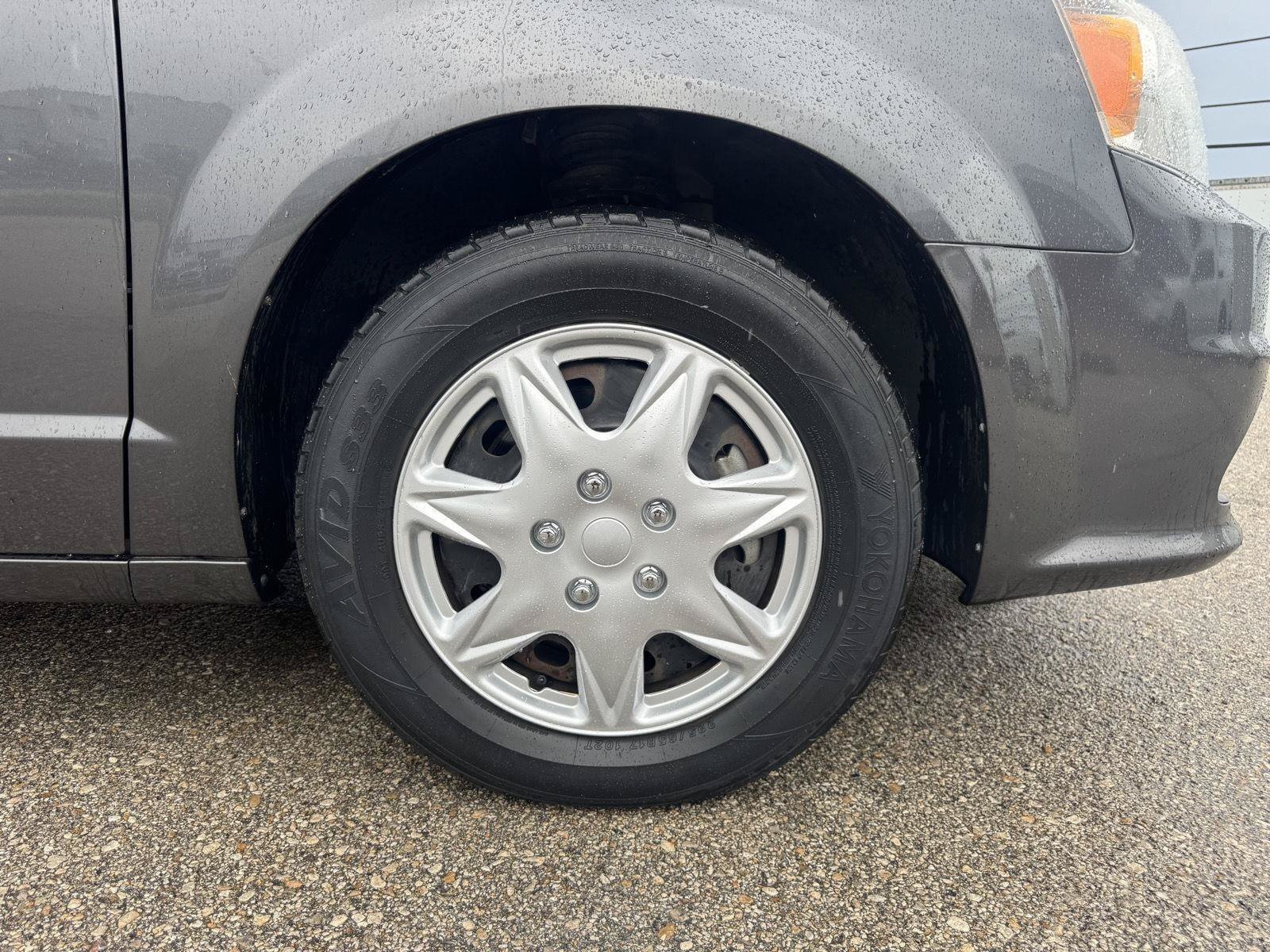Used 2019 Dodge Grand Caravan SE w/ UConnect Hands-Free Group FWD image 9