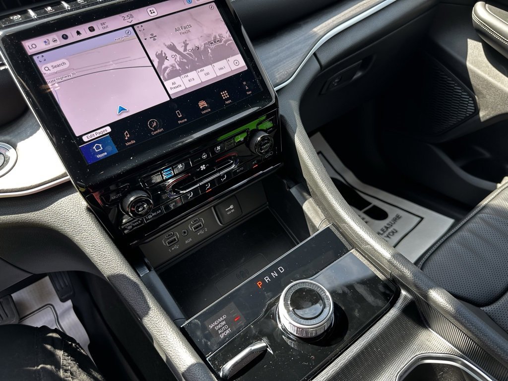 Used 2025 Jeep Grand Cherokee Limited w/ Luxury Tech Group II image 16
