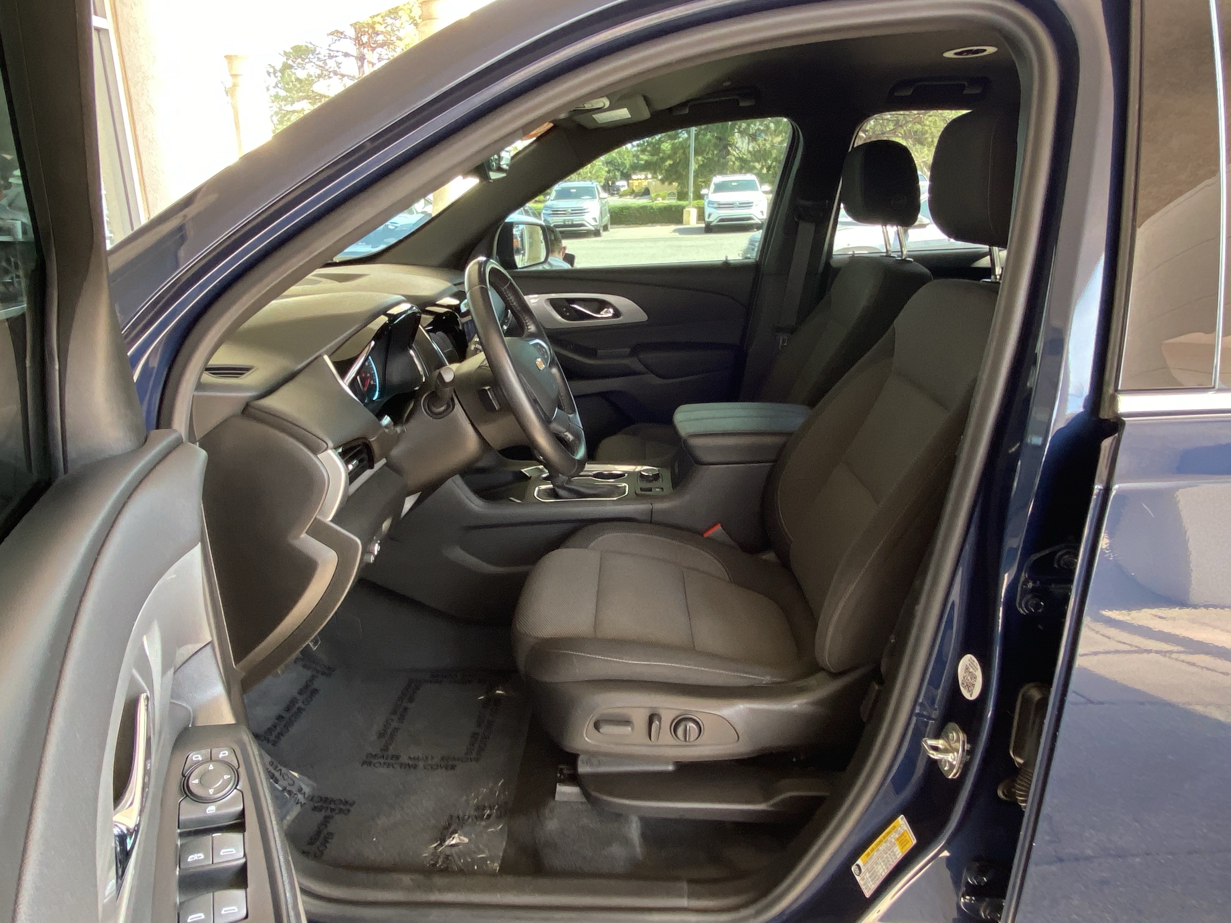 Used 2022 Chevrolet Traverse LT FWD image 37