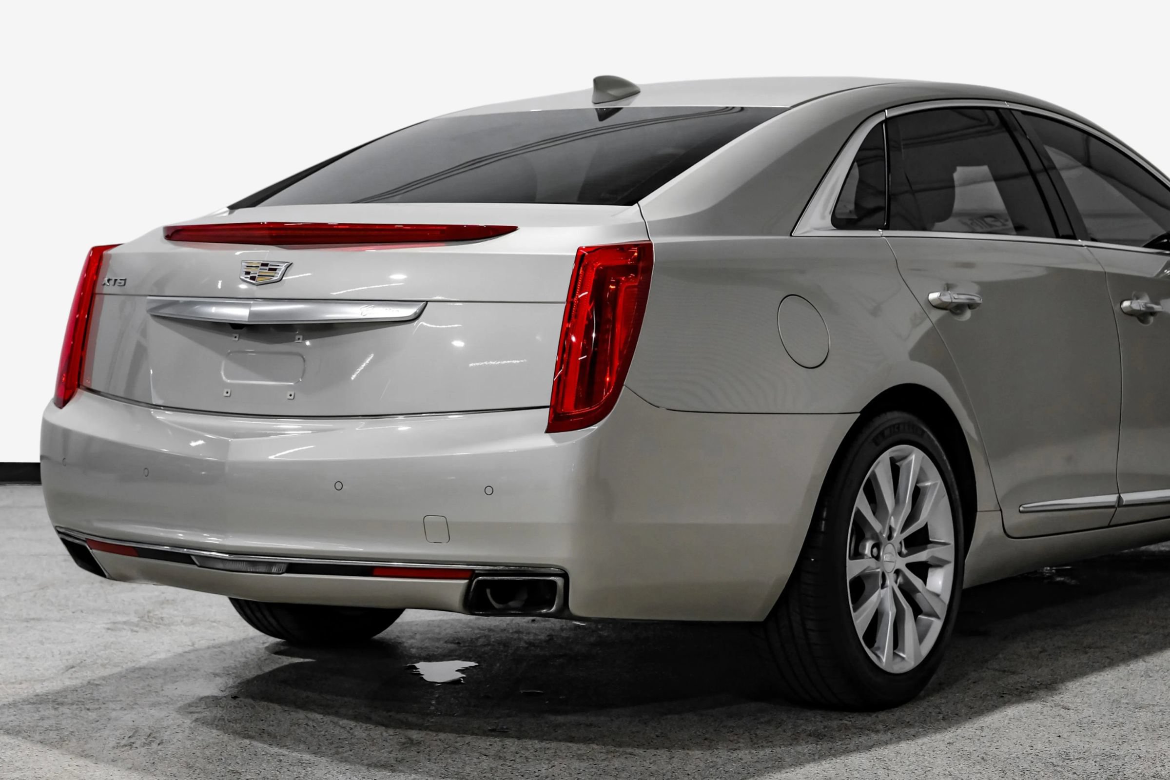 Used 2016 Cadillac XTS Luxury w/ Driver Awareness Package FWD image 16