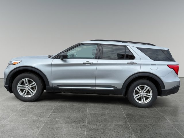 Used 2023 Ford Explorer XLT image 2