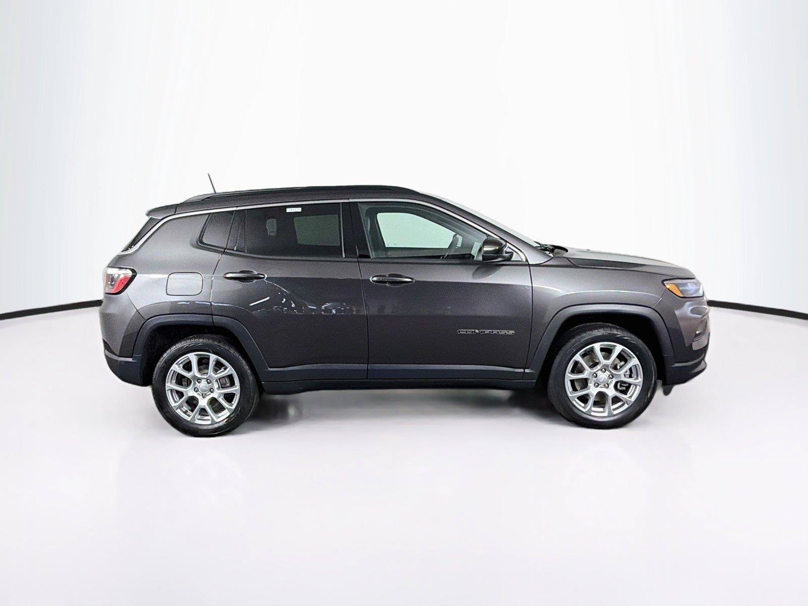 Used 2023 Jeep Compass Latitude AWD/4WD image 12