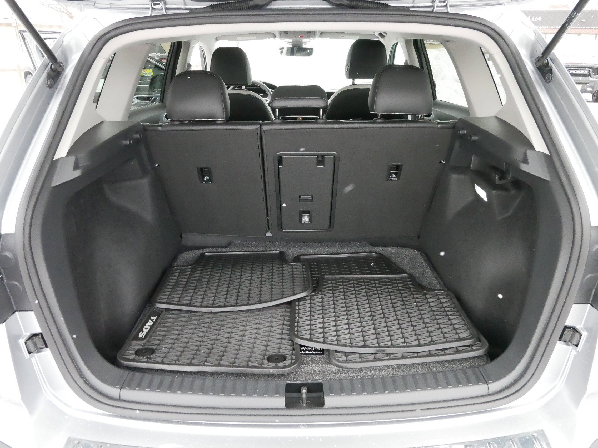 Certified 2025 Volkswagen Taos SE image 18