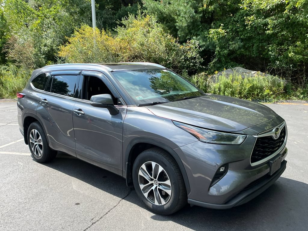 Used 2021 Toyota Highlander XLE AWD/4WD image 36