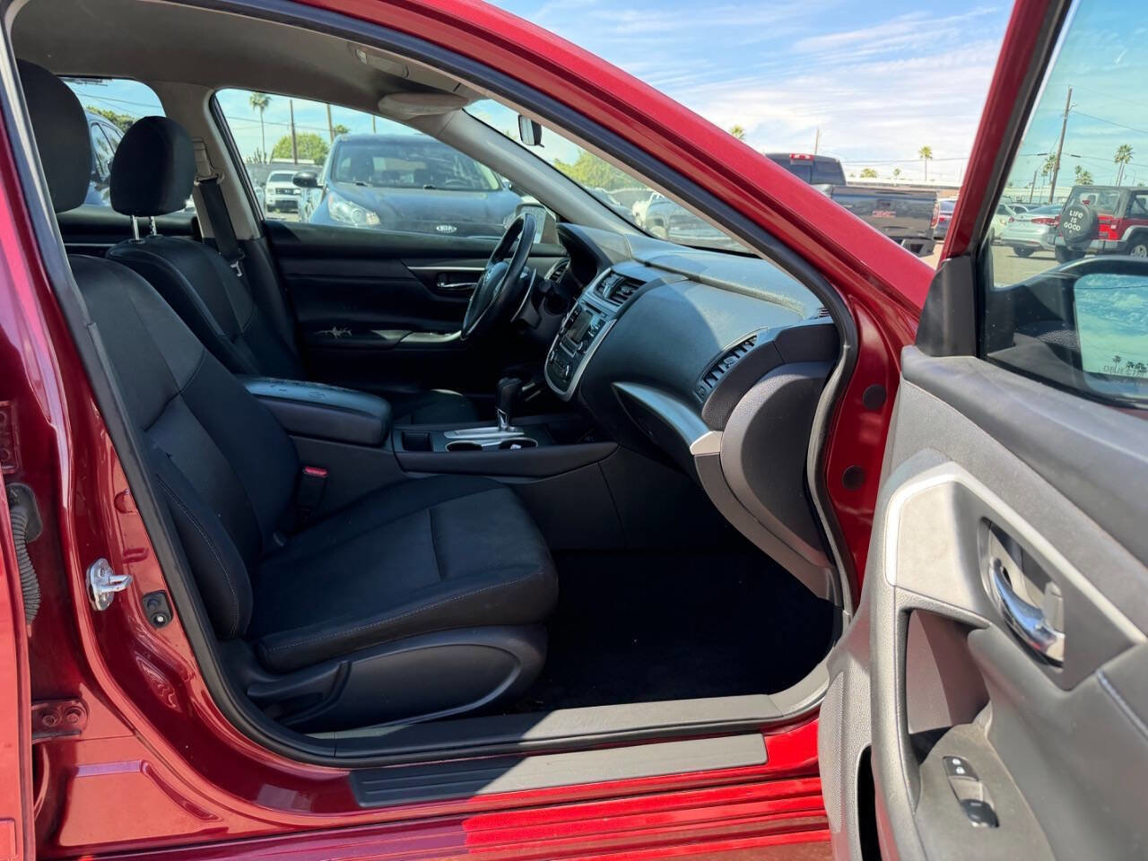 Used 2016 Nissan Altima 2.5 SR w/ LED Appearance Package image 28