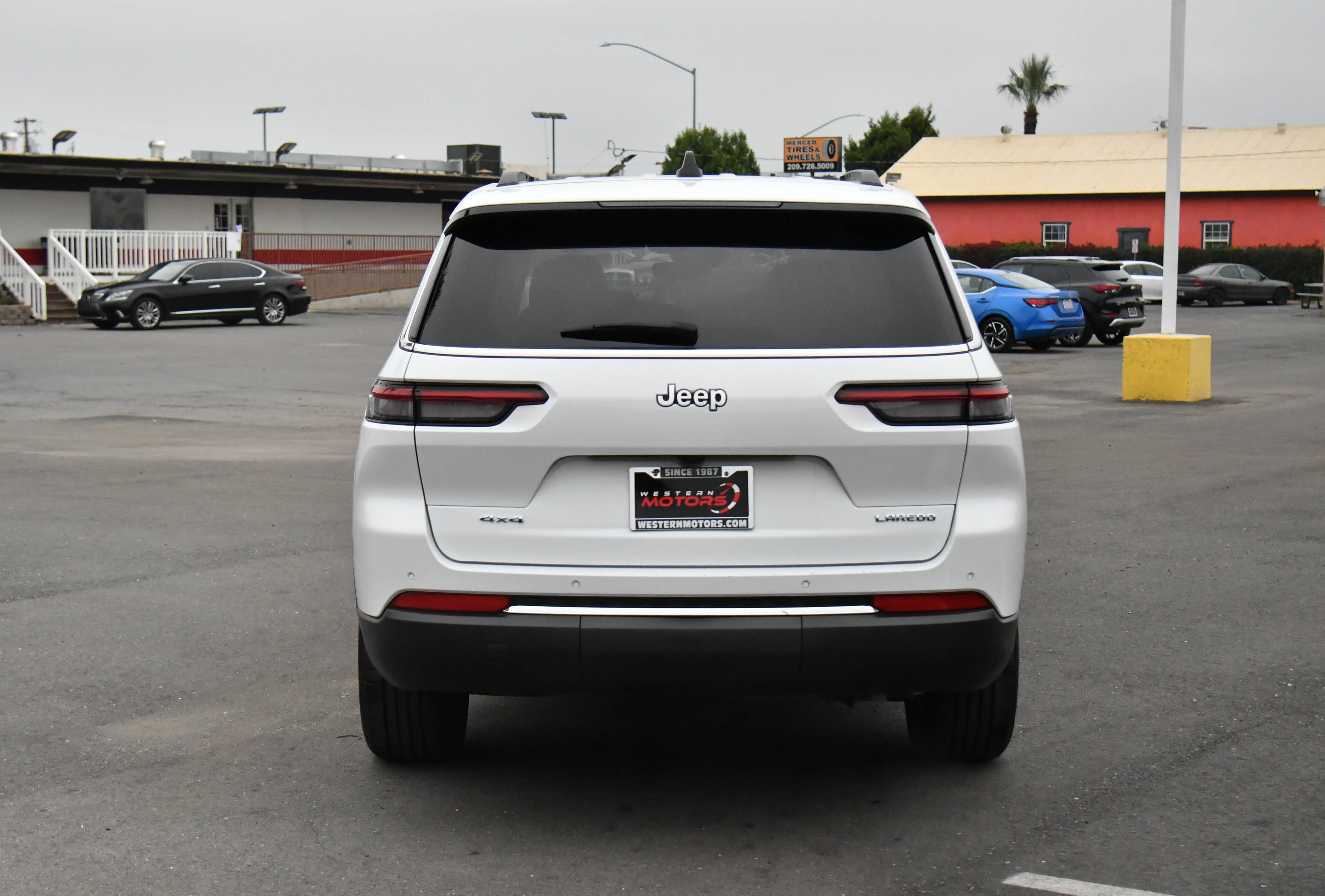 Used 2023 Jeep Grand Cherokee L Laredo image 7