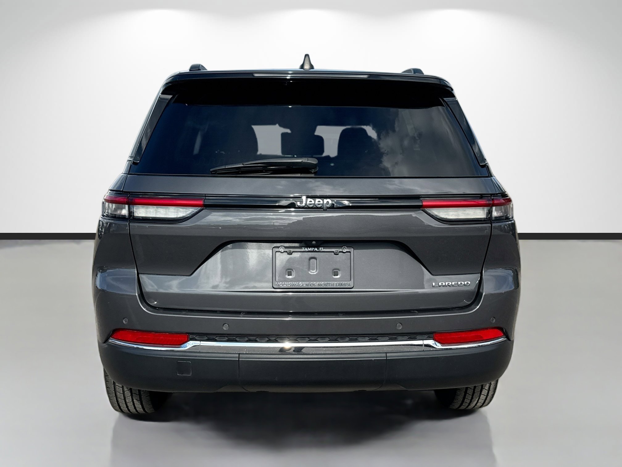 Used 2024 Jeep Grand Cherokee Laredo image 4