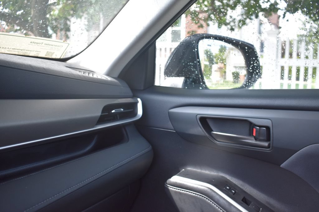 Used 2025 Toyota Highlander LE FWD image 20