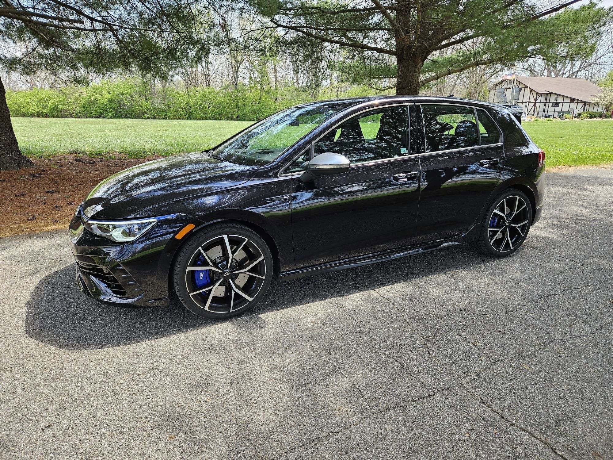 Used 2024 Volkswagen Golf R image 1