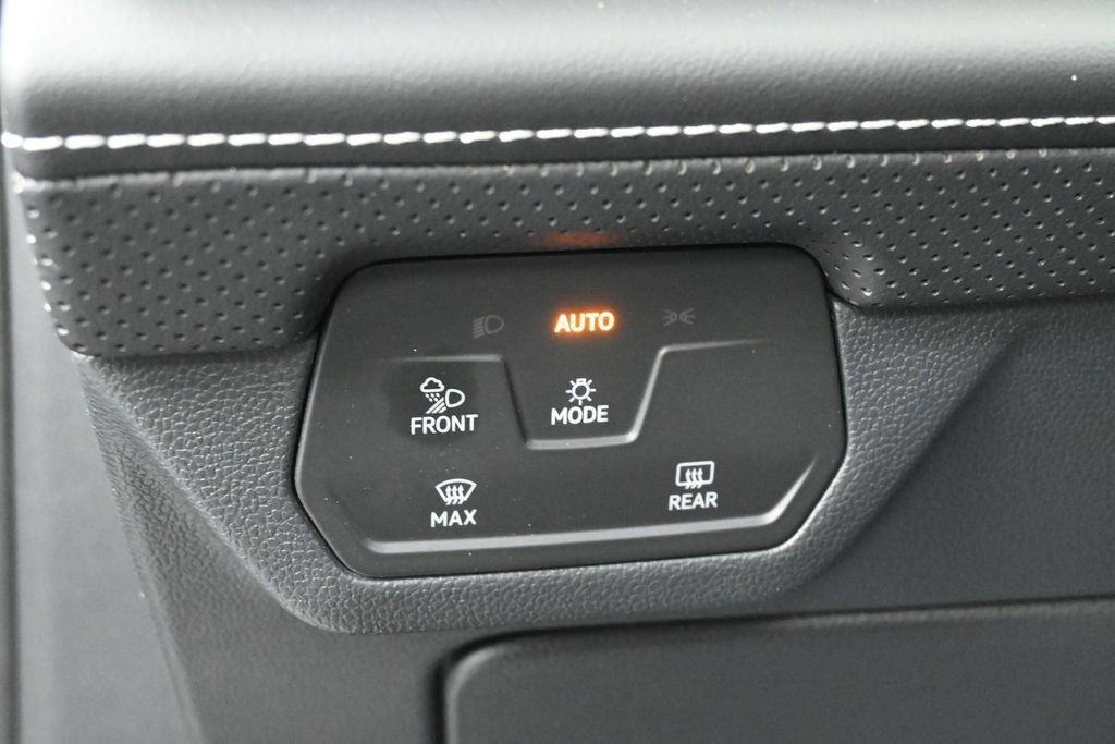 Used 2024 Volkswagen Atlas SE w/ Panoramic Sunroof Package FWD image 16
