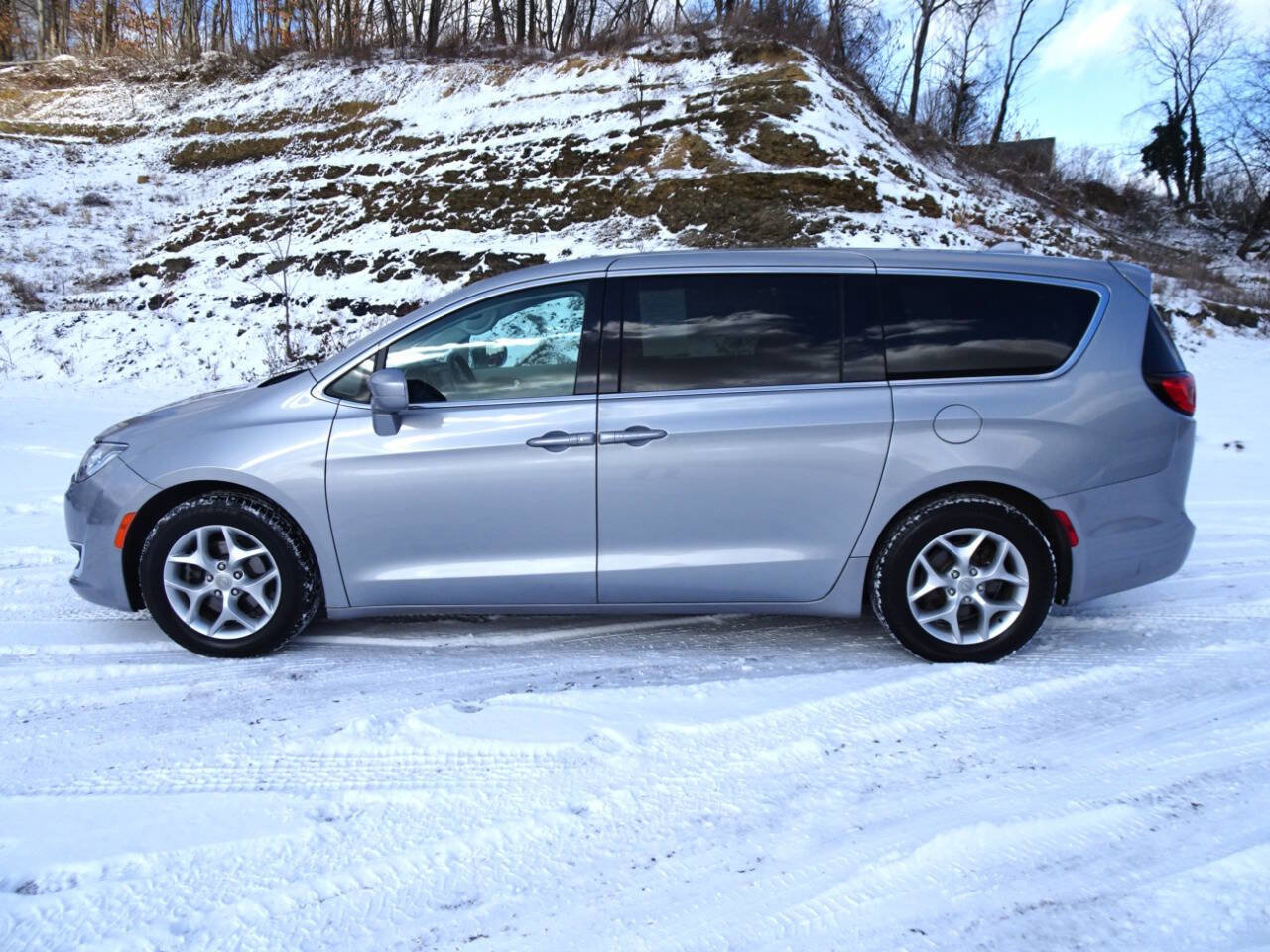 Used 2019 Chrysler Pacifica Touring Plus w/ Tire & Wheel Group image 1