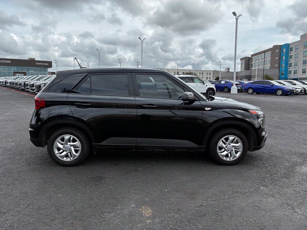 Used 2025 Hyundai Venue SE FWD image 6
