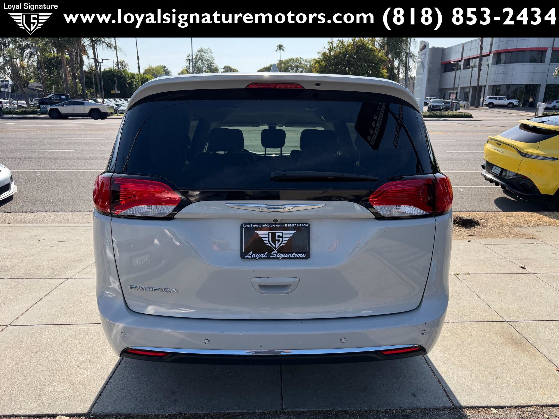 Used 2017 Chrysler Pacifica Touring-L w/ Tire & Wheel Group FWD image 6