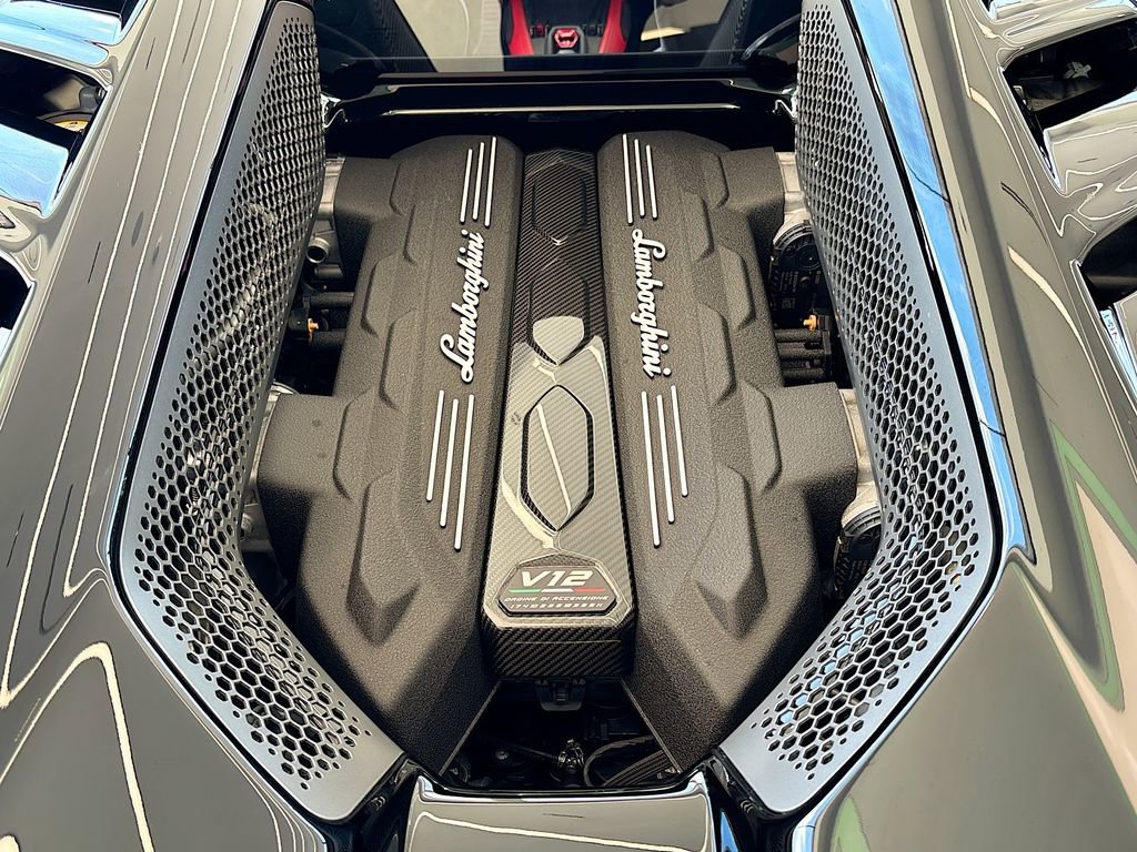 Used 2024 Lamborghini Revuelto image 19