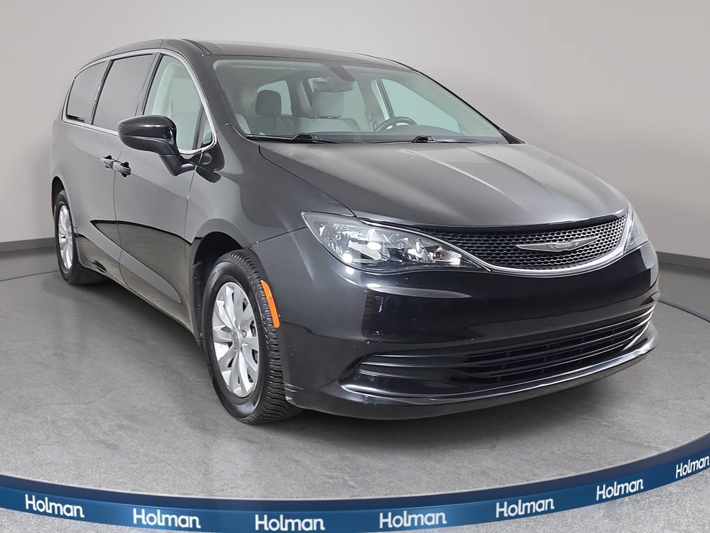 Used 2017 Chrysler Pacifica Touring w/ Tire & Wheel Group FWD image 4