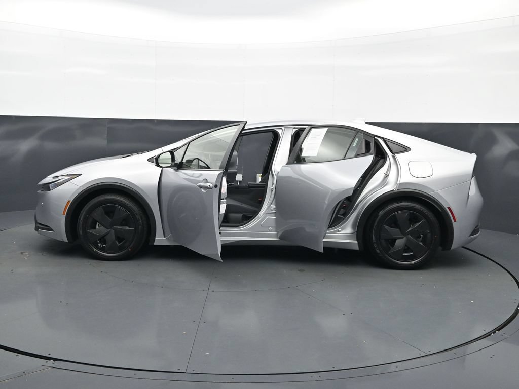 Used 2025 Toyota Prius LE FWD image 37