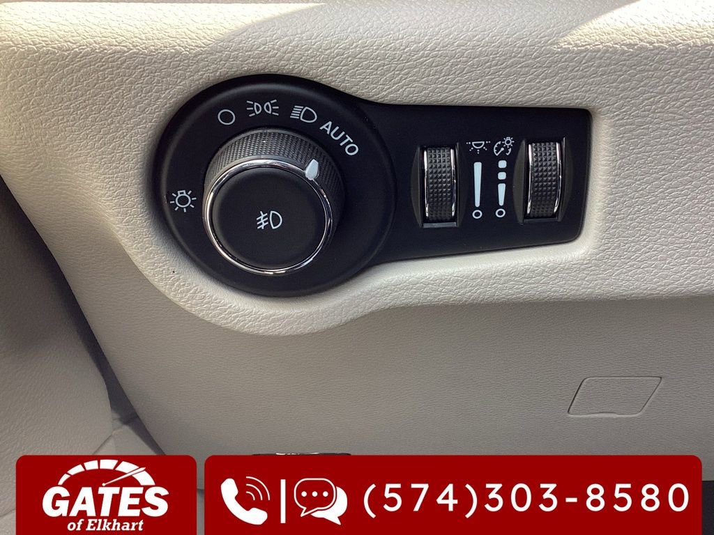 Used 2023 Chrysler Pacifica Touring-L FWD image 27