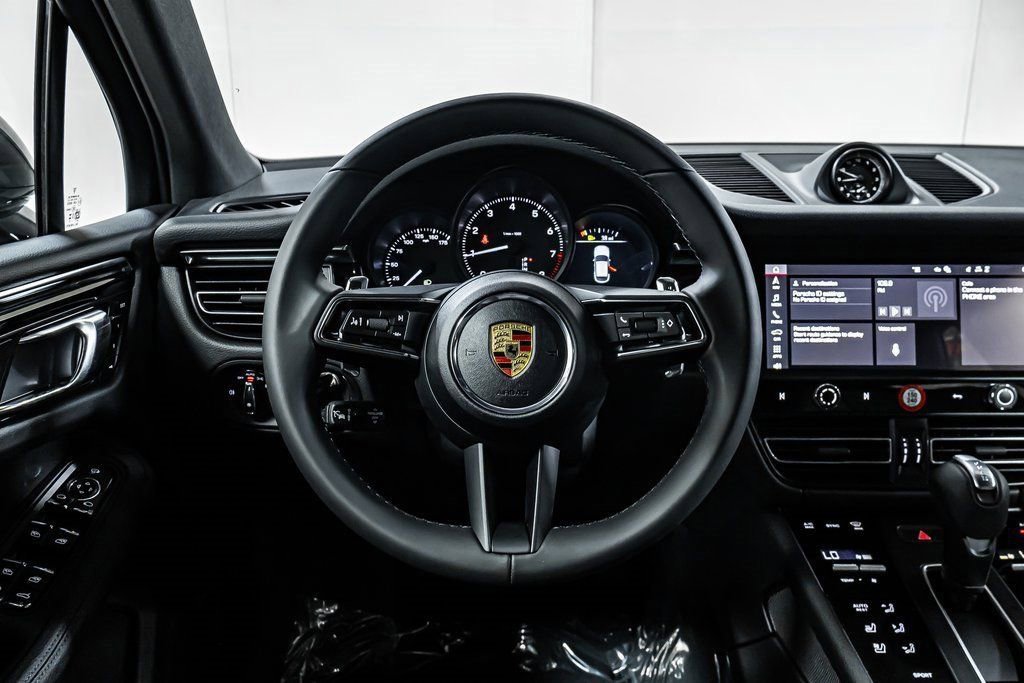 Certified 2025 Porsche Macan image 14