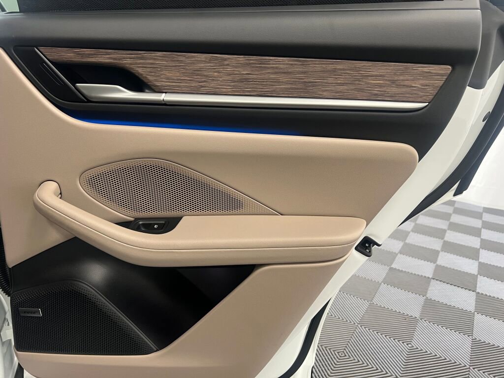 Certified 2025 Porsche Macan Electric image 26