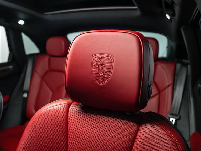 Certified 2025 Porsche Macan AWD/4WD image 21
