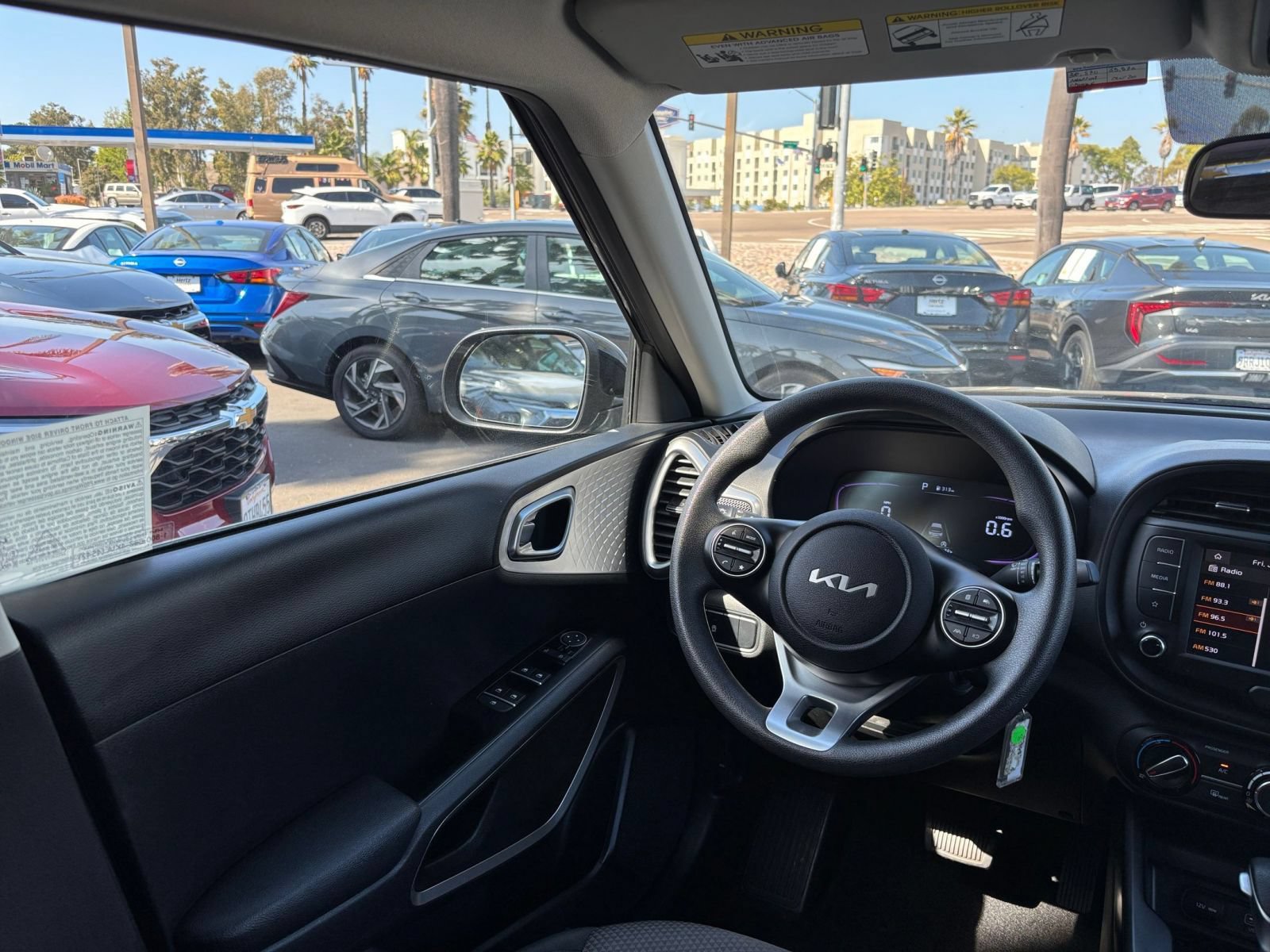 Used 2025 Kia Soul LX w/ LX Technology Package FWD image 31