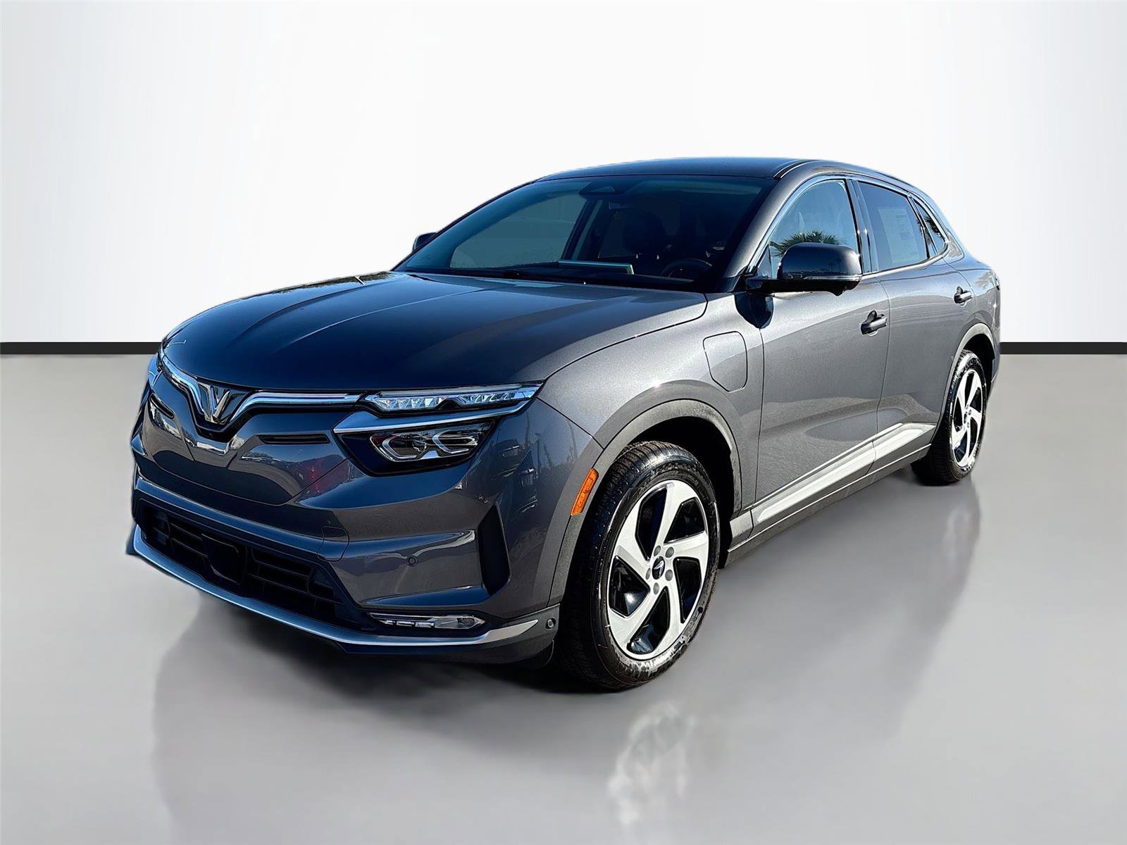 New 2025 VinFast VF 8 Eco image 3