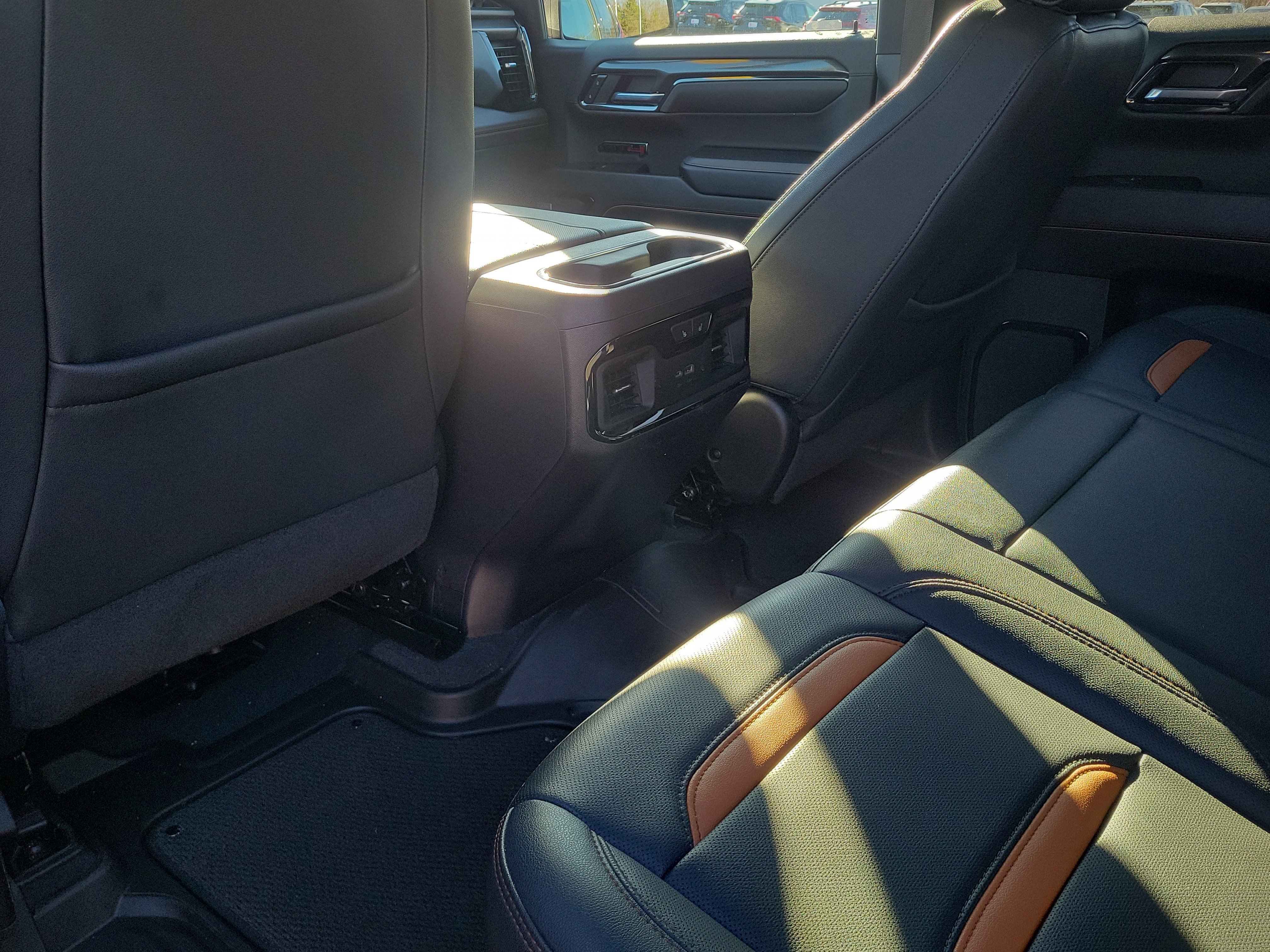 Used 2024 GMC Sierra 1500 AT4 w/ Technology Package image 8