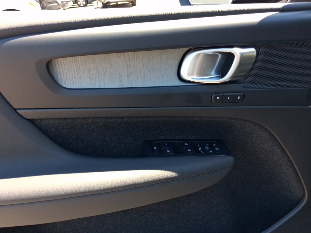 Certified 2026 Volvo XC40 B5 Plus AWD/4WD image 17