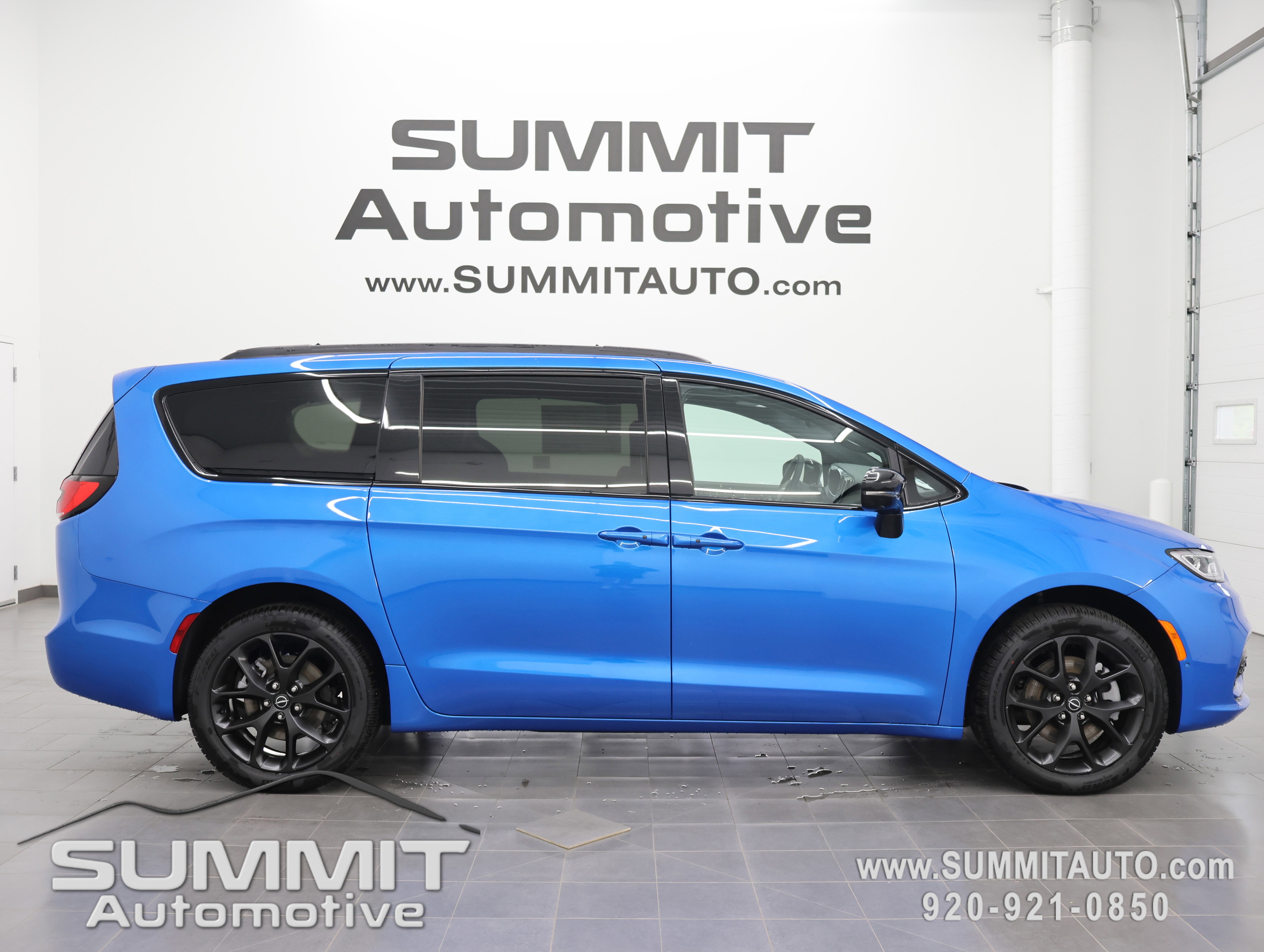 New 2026 Chrysler Pacifica Limited w/ S Appearance Package AWD/4WD image 1
