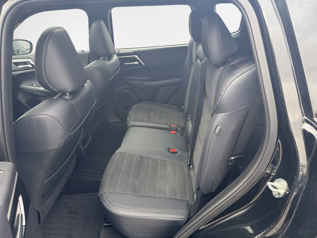 Used 2024 Mitsubishi Outlander SE Black Edition image 24
