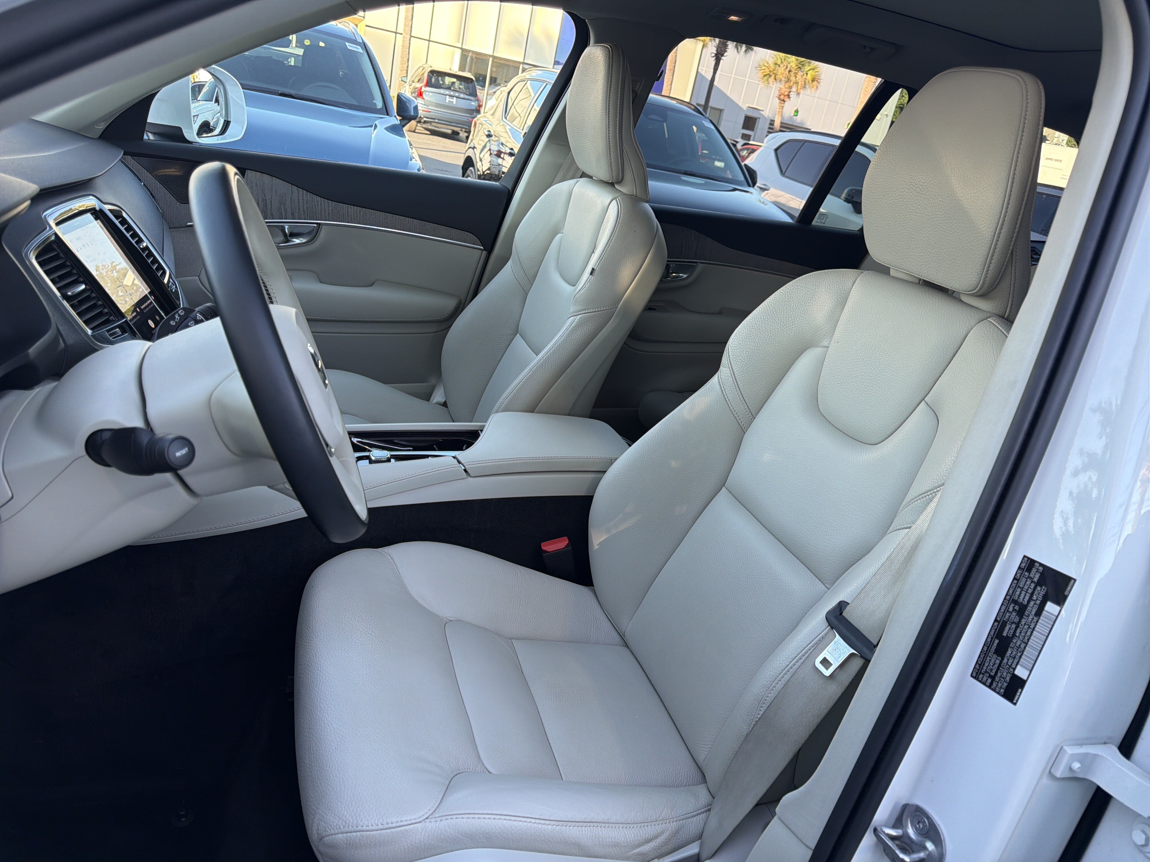Certified 2025 Volvo XC90 T8 Plus w/ Protection Package Premier AWD/4WD image 16