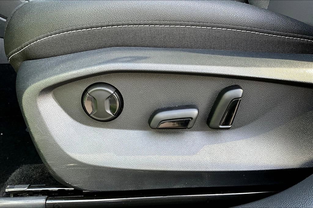 Used 2025 Volkswagen Taos SE image 16