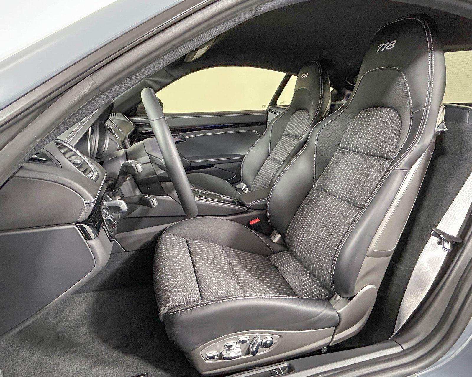 Used 2023 Porsche 718 Cayman image 5