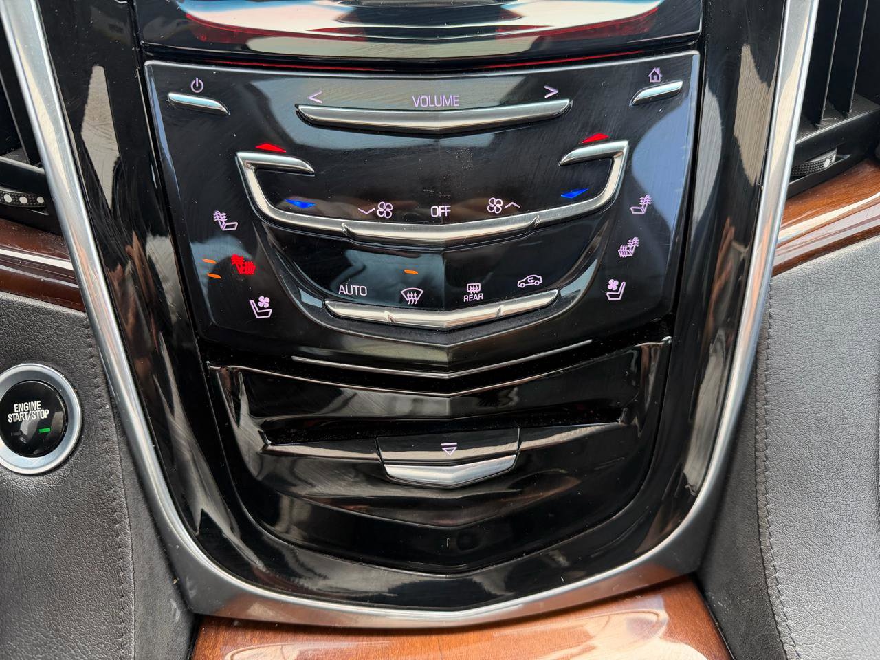 Used 2018 Cadillac Escalade Premium Luxury RWD image 15