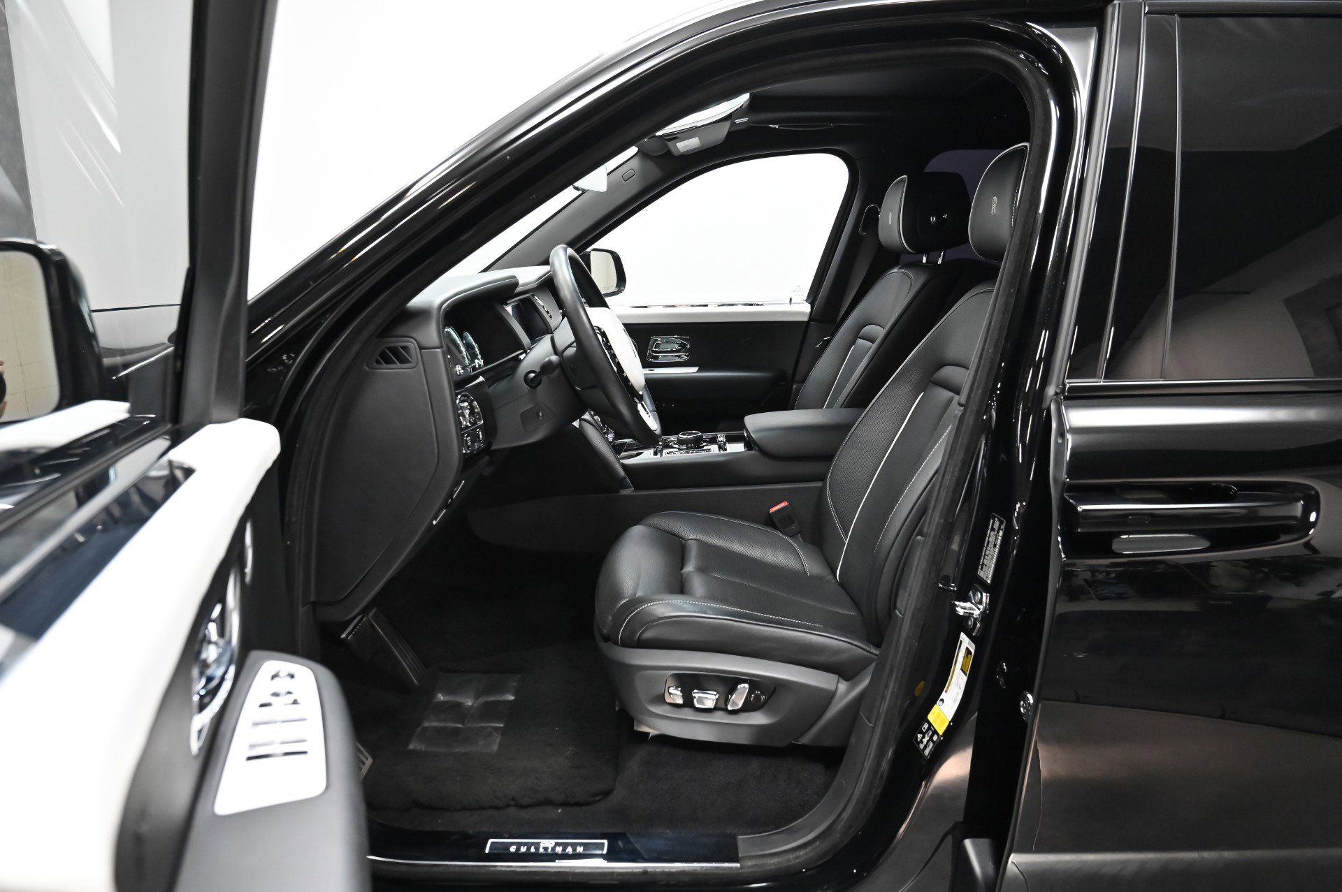 Used 2019 Rolls-Royce Cullinan image 42