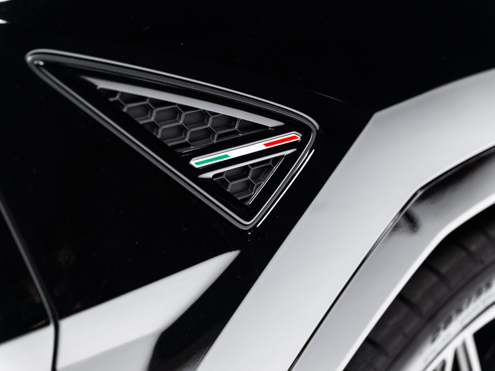 Used 2025 Lamborghini Urus SE AWD/4WD image 21