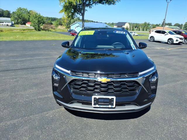 Used 2024 Chevrolet Trax LT w/ Driver Confidence Package image 2