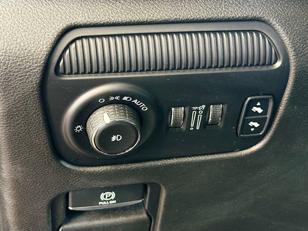 Used 2022 Jeep Wagoneer Series III w/ Convenience Group I image 2