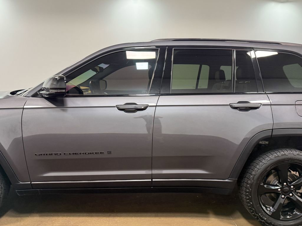 Used 2022 Jeep Grand Cherokee Altitude AWD/4WD image 37