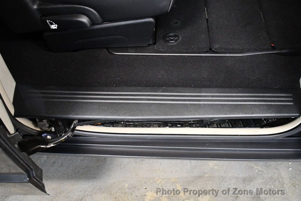 Used 2014 Chrysler Town & Country Touring-L image 18