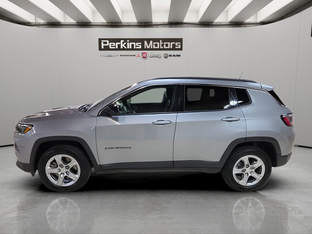 Used 2024 Jeep Compass Latitude image 3