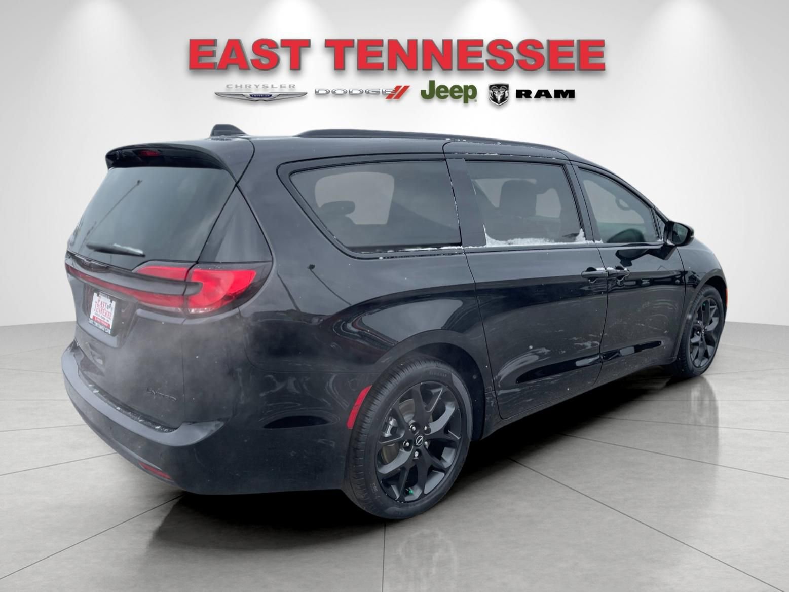 New 2026 Chrysler Pacifica Limited w/ Uconnect Theater Family Group image 3