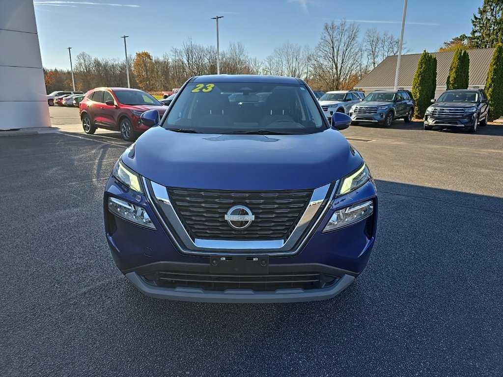 Used 2023 Nissan Rogue SV image 2