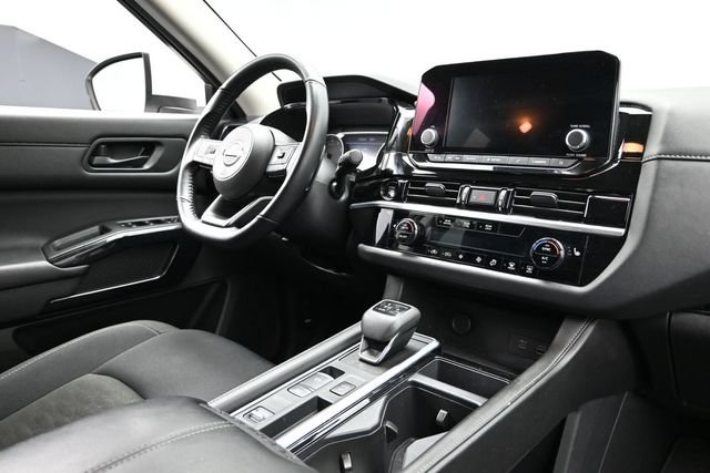 Used 2025 Nissan Pathfinder SV FWD image 15