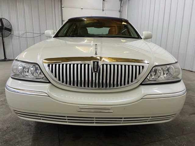 Used 2005 Lincoln Town Car Signature Limited image 2