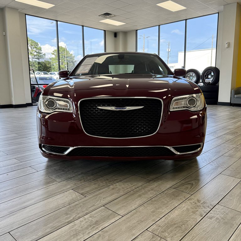 Used 2018 Chrysler 300 Touring L RWD image 2