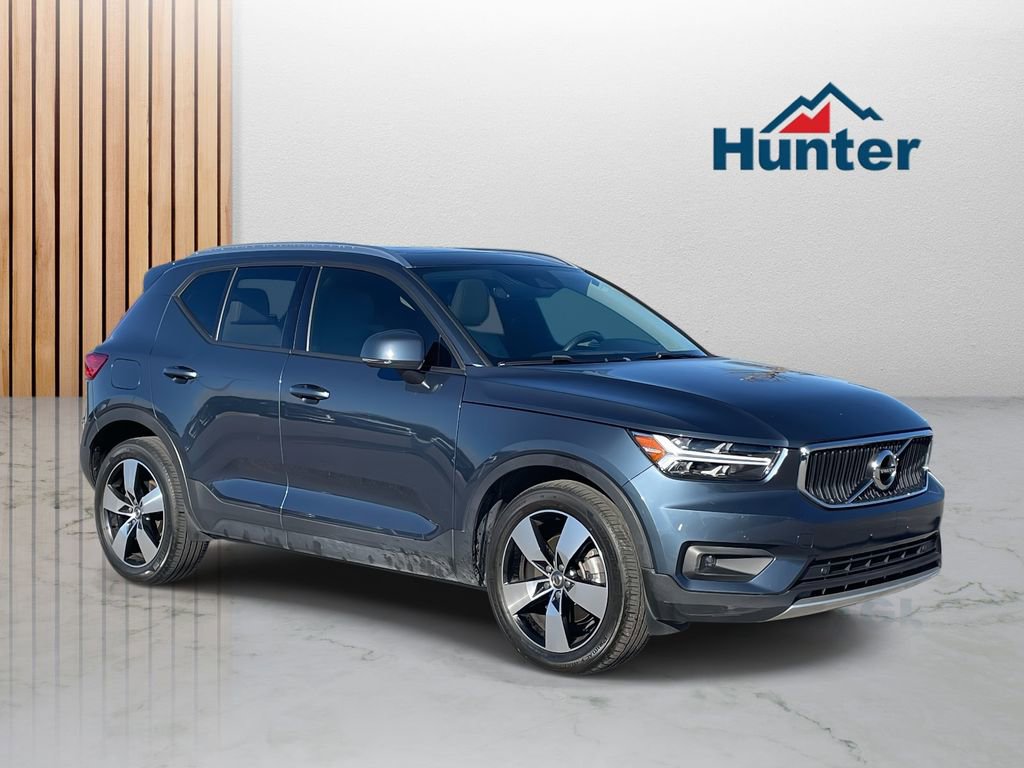 Used 2021 Volvo XC40 T5 Momentum w/ Premium Package image 1