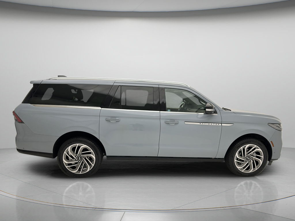 Used 2025 Lincoln Navigator L Reserve AWD/4WD image 8