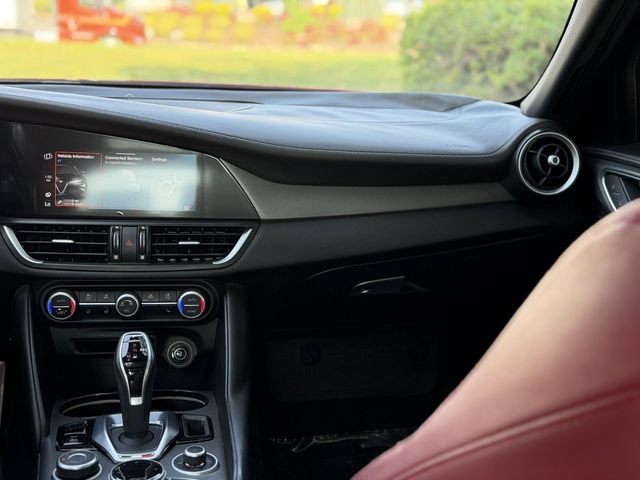 Used 2022 Alfa Romeo Giulia Veloce AWD/4WD image 39
