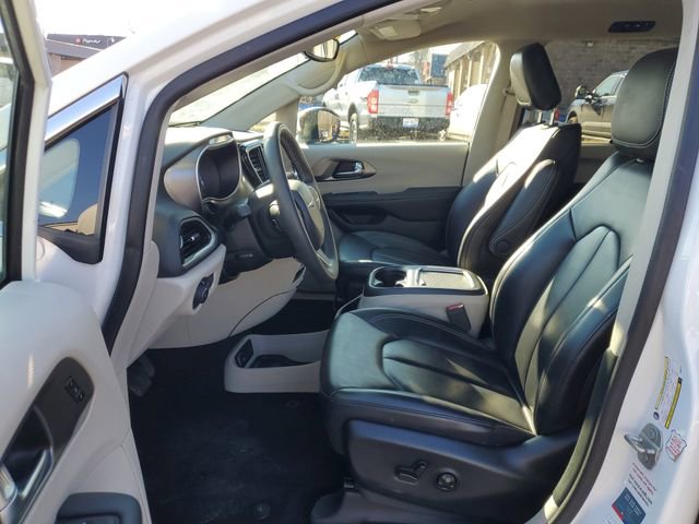 Used 2023 Chrysler Pacifica Touring-L image 14